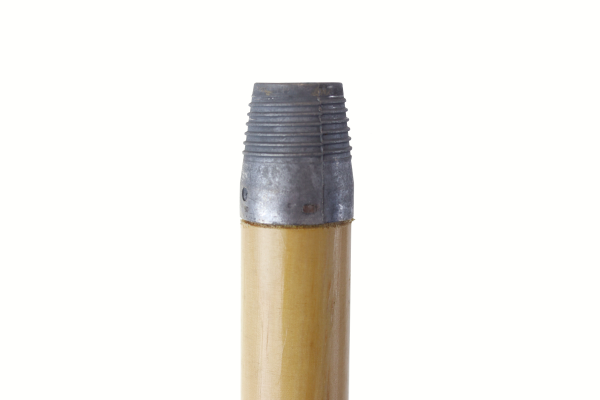 Der Holzbesenstiel mit einem Metallgewinde als Spitze